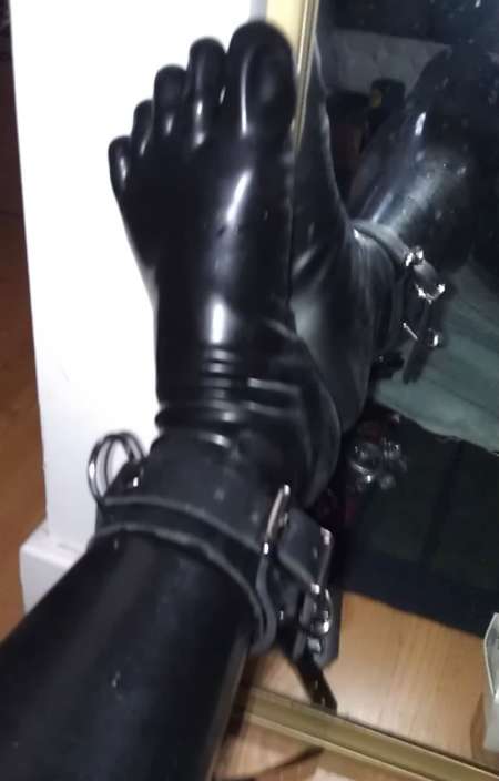 recherche femme en cuir latex pvc sur la reunion — photo 3