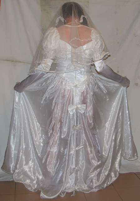 Salope en robe de mariée à conduire à l'abattoir — photo 2