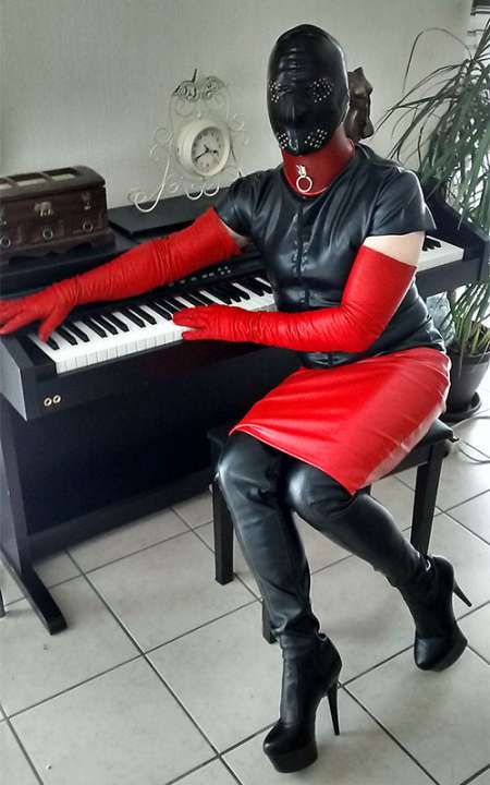 En latex et cuissardes cherche une compagne de jeu — photo 2
