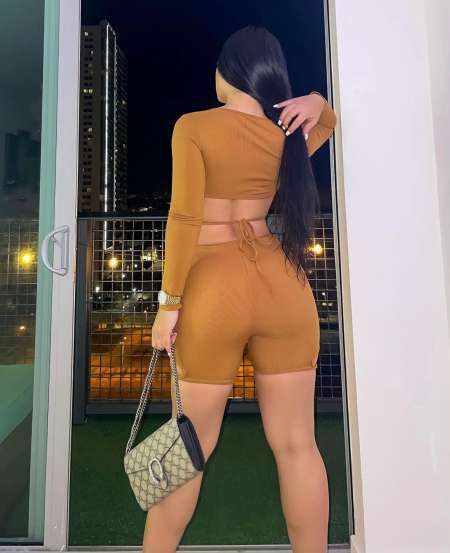 JOLIE FEMME EN VILLE — photo 2