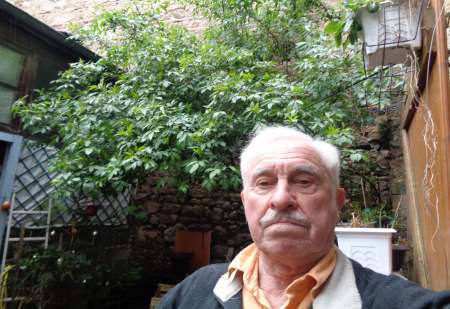 sénior.... cherche calins.....