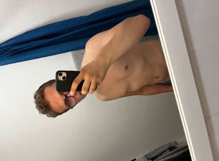 Jeune minet à votre service