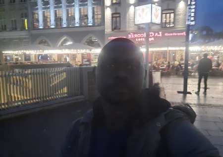 Jeune homme black a Casa pour une rencontre libert