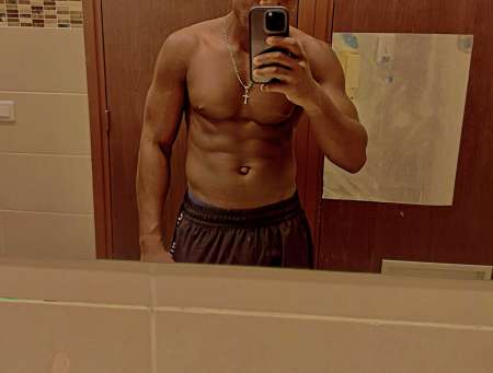 L’homme beau physique disponible pour te satisfare
