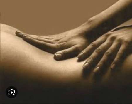 Homme offre massage à une femme