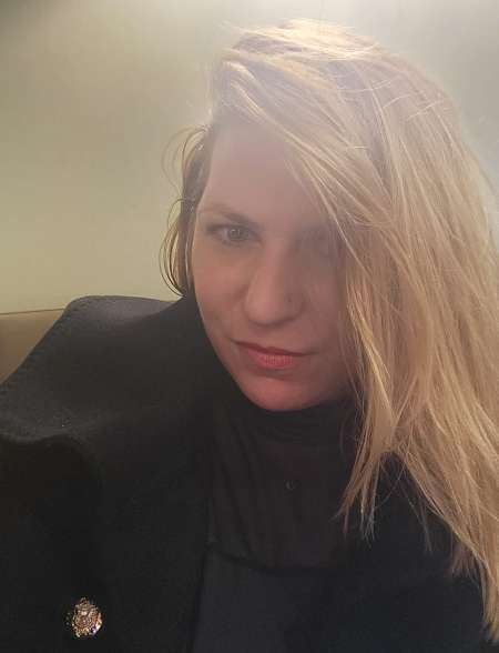 Blonde chaude et détendue