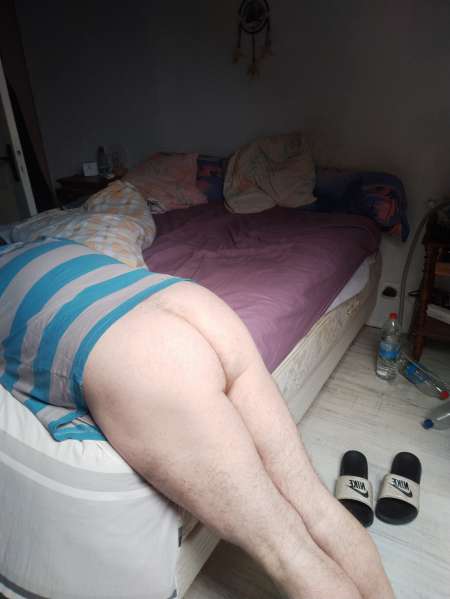 Aimerait être puni fesses attaché