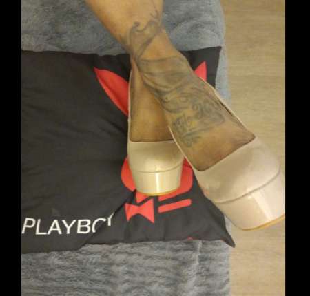 Accompagné des hommes seul