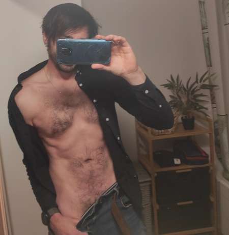 Jeune homme proposant des fessées