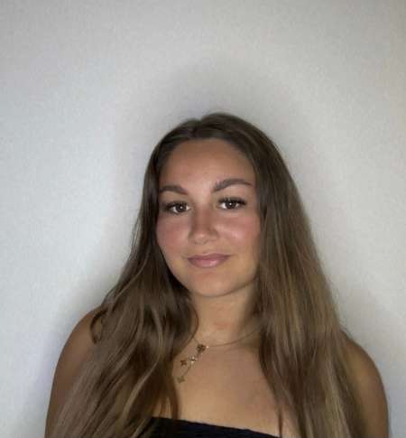 Jeune étudiante qui cherche son moneyslave