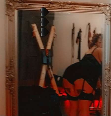  Dominatrice phallique pour hommes et couples soumi