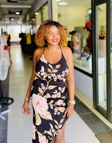 Femme sérieuse fidèle