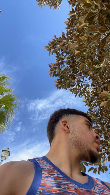  Jeune homme a disposition