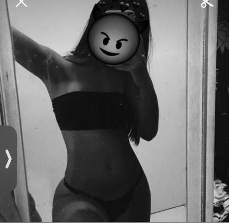  Bonjour je m'appelle Nadia je suis une femme domin