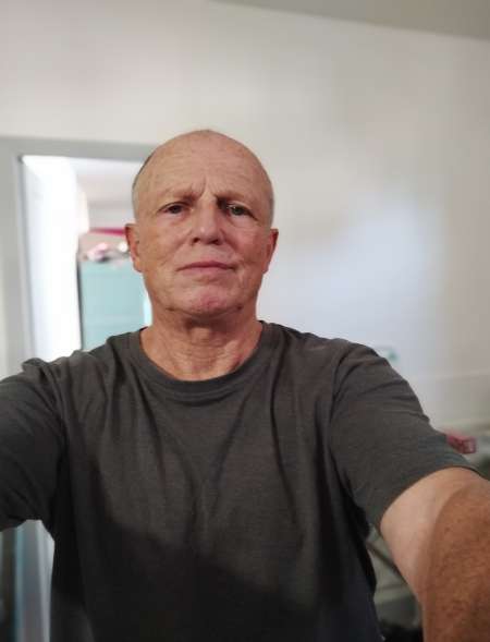 Bon lécheur de chattes non venal a dispo.