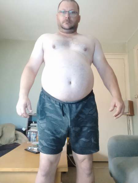 Homme fait des massages pour femme avec fin heureu