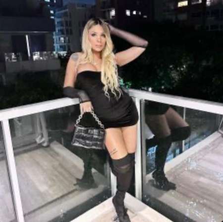 PAMELA TRANS DE PASSAGEM A PARIS 18 EME — photo 3