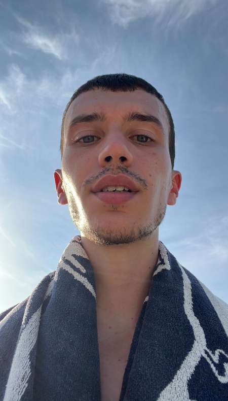 Grand et beau jeune homme femme