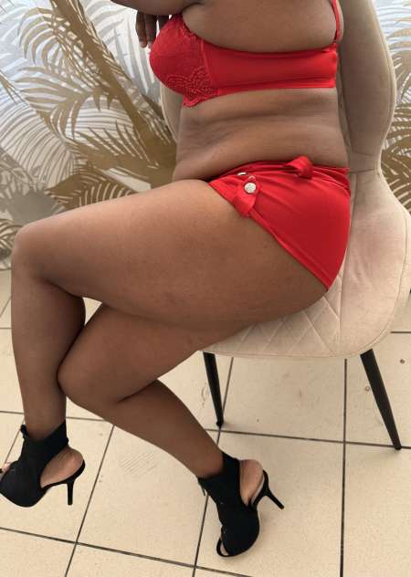 Lyna femme accueillante — photo 2