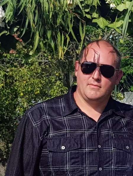 Homme ouvert à toutes de femmes très jeunes a âgé