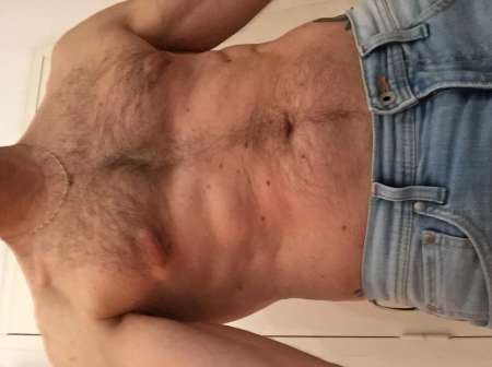 Homme de ménage masseur naturiste