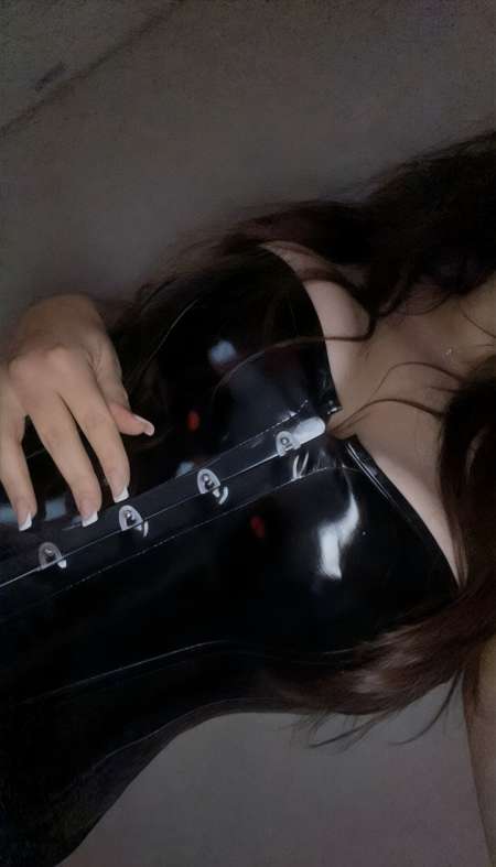 Jolie domina expérimentée réelle ou virtuelle