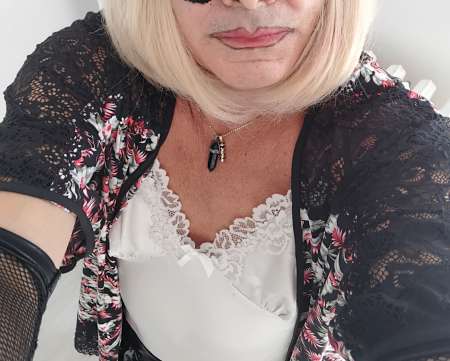 Homme aimant se travestir