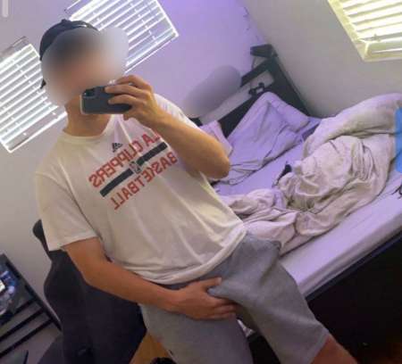 Un homme élégante actif disponible pour une conn