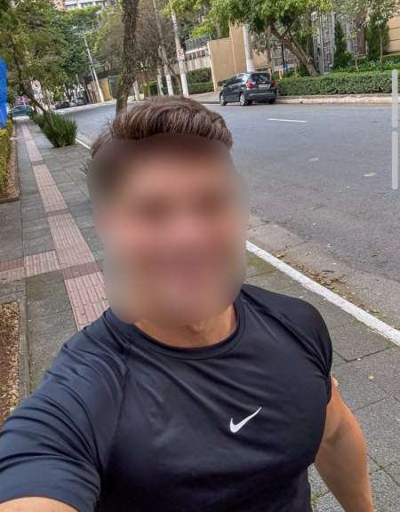 un gay actif de 36 ans, jeune d'esprit, très doux,