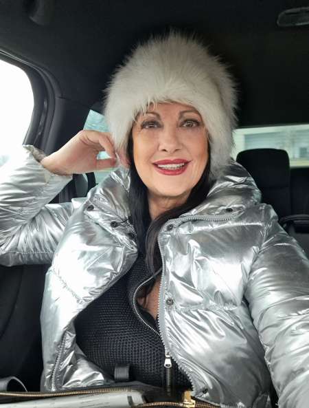 Une jolie femme féminine