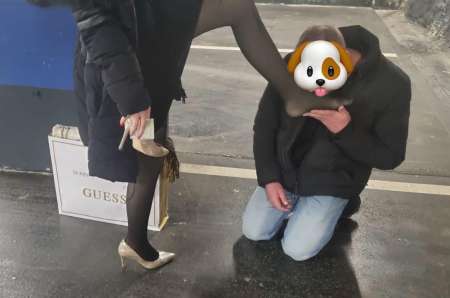 Recherche femme qui aimerai m'avoir a ces pieds