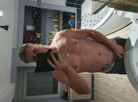 Punition testicules et gorge profondes