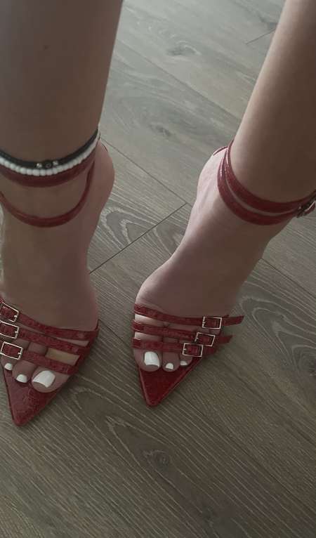 Dominatrice au Jeu Pervers te Reçoit à ses Pieds — photo 5