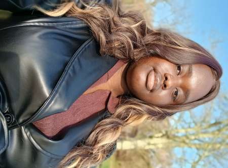 Femme qui vous propose de vous masser les seins