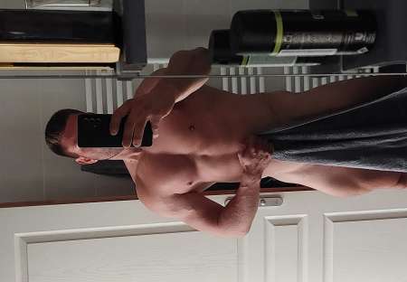 Bel homme agréable et musclé