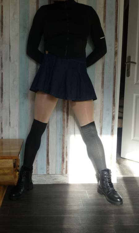 Travesti sexy imberbe mince pour homme mur — photo 4