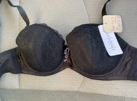 Donne soutien gorge à femme