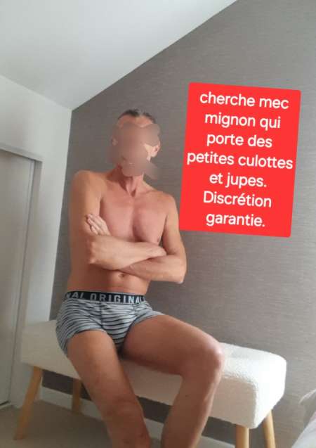 Cherche garçon en jupe et culotte qui reçoit. — photo 2