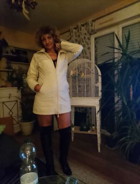Belle femme propose des massages à mon domicile