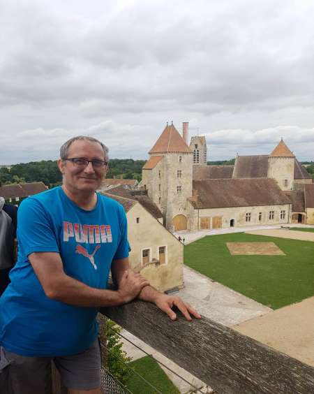 Pr tres JF en galere cherchant un toit oû dormir