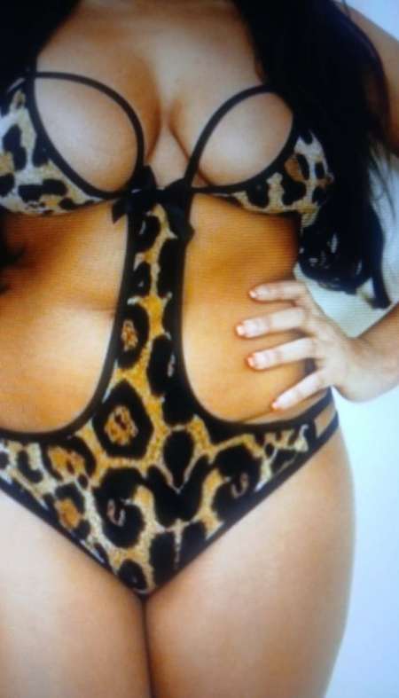 Femme seins généreuse ;