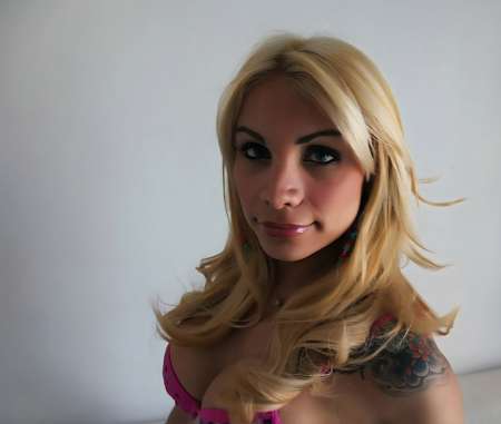 Jeune trans aline tbm, bien dure — photo 3
