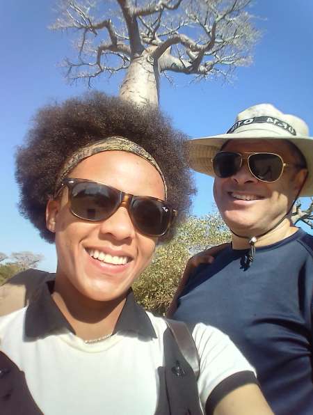 Homme sous contrôle d'une femme