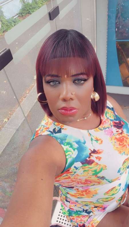 Jolie travesti black passi et Active reçoit à lyon